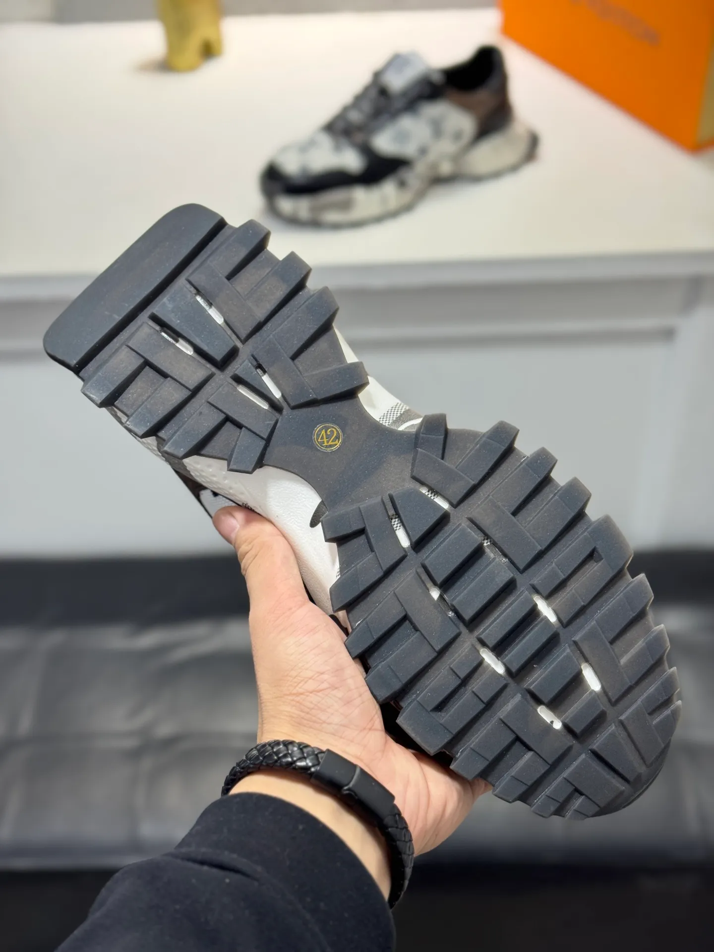 Men's shoes 💰440 [New style] 🐬🐬Top original order - Louis Vuitton®️ Trendy and fashionable yet low-key men's casual shoes, LV cowhide upper, comfortable and breathable, mesh lining, original rubber outsole, two colors available ~ a must-have for sportsmen. Size: 38-44 (45 customized